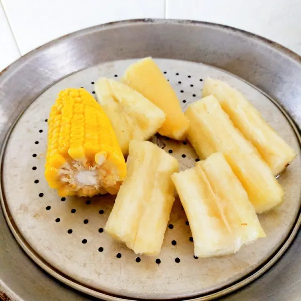 Kukus singkong dan jagung hingga lunak dan empuk.