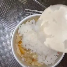 Tambahkan jamur diatas nasi, kemudian tambahkan lagi nasi.