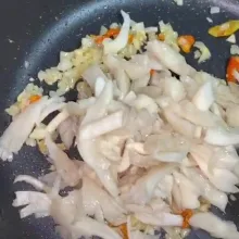 Masukkan jamur, kemudian tumis hingga layu.