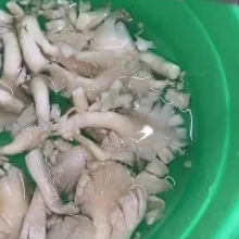 Cuci bersih jamur tiram kemudian potong kecil-kecil.
