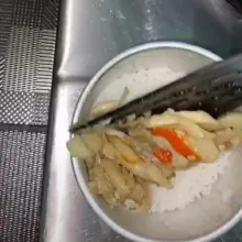 Siapkan cetakan (mangkok kecil), isi sepertiga mangkok dengan nasi.