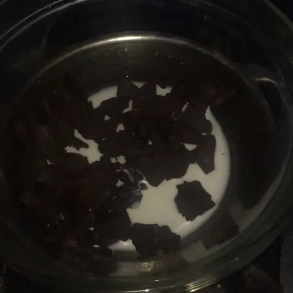 Tim dark chocolate dengan susu cair hingga meleleh.