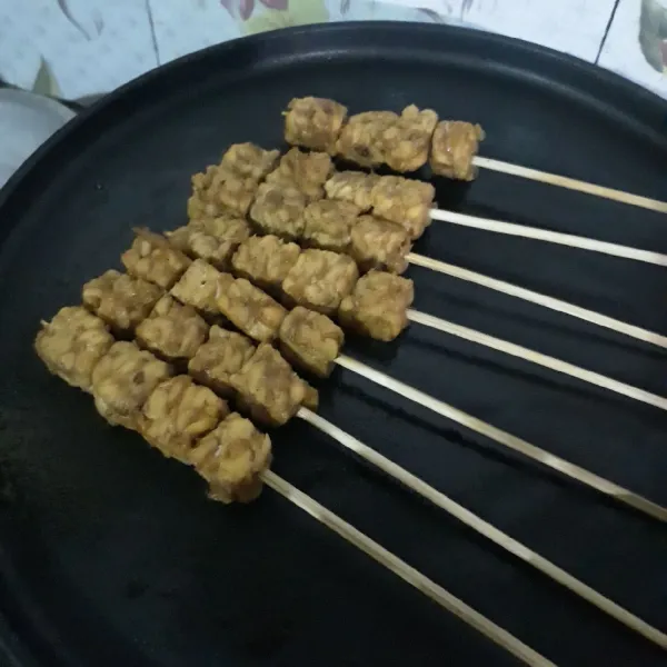 Tusuk tempe. Panaskan teflon lalu panggang hingga kecoklatan. Olesi dengan sisa bumbu. Angkat.