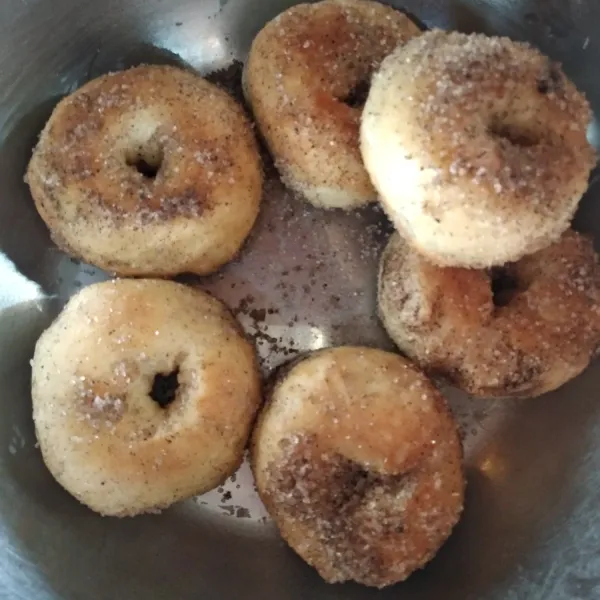 Angkat donat yang sudah matang, tiriskan sebentar lalu segera baluri dengan taburan. Donat siap dinikmati.