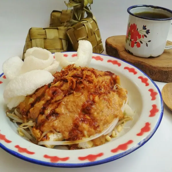 Tamahkan bumbu kacang, kecap manis, bawang merah goreng dan krupuk kanji, siap disajikan.