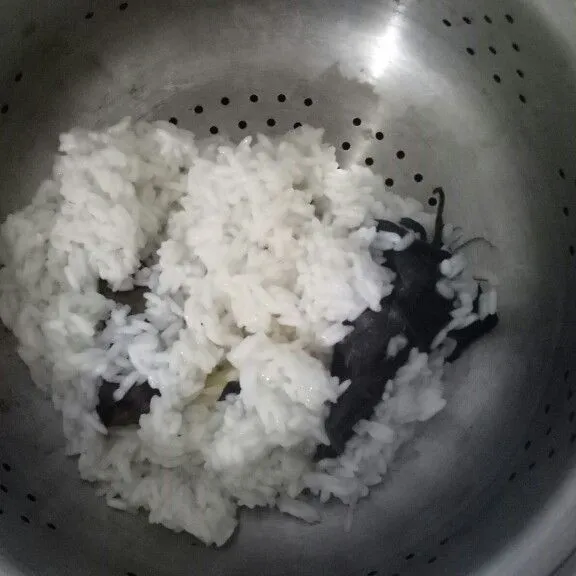 Kukus nasi 1/2 matang tadi ke dalam dandang hingga matang.