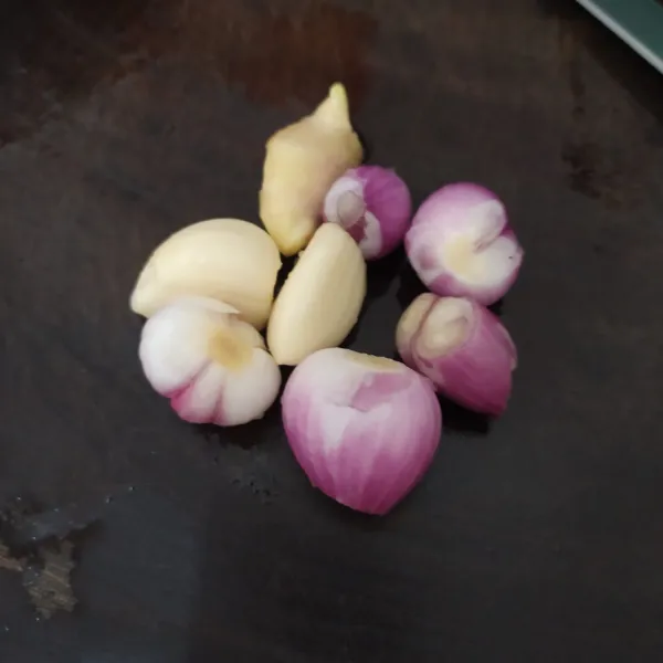 Iris bawang merah dan cincang bawang putih.