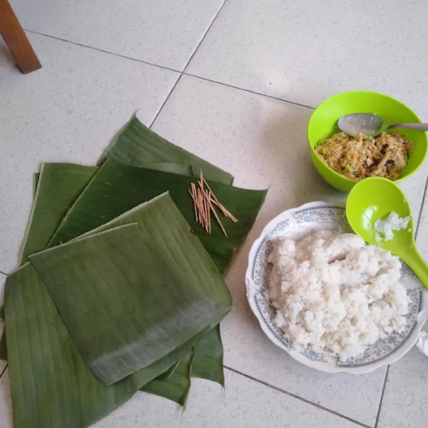 Siapkan daun pisang, tusukan, nasi yang sudah dimasak di step 1,dan isian nasi.