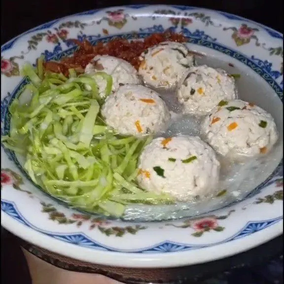 Sajikan dengan topping lain seperto bihun jagung, kol dan daun bawang. Bakso Tahu (Tofu Ball) siap disajikan 😋