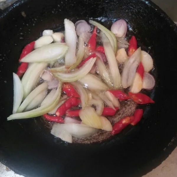Tumis bawang bombai,  bawang merah bawang putih dan cabe nya sampai loyo dan matang.