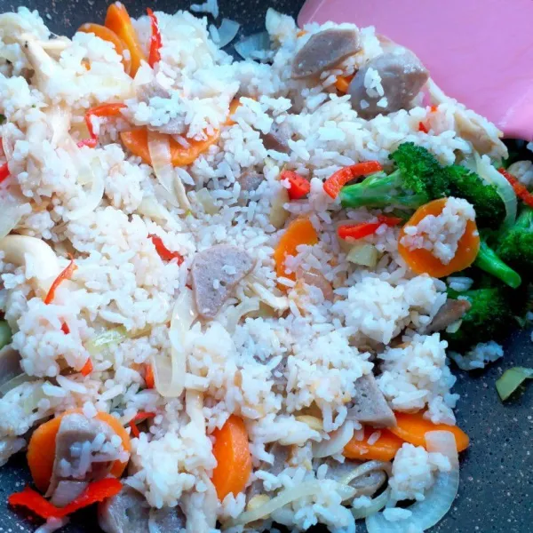 Masukkan nasi putih, garam, kecap ikan, dan lada bubuk. Auk terus sampai nasi tidak menempel dan bumbu meresap