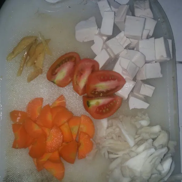 Cuci bersih tahu, jamur, tomat, wortel dan jahe. Potong-potong sesuai selera.