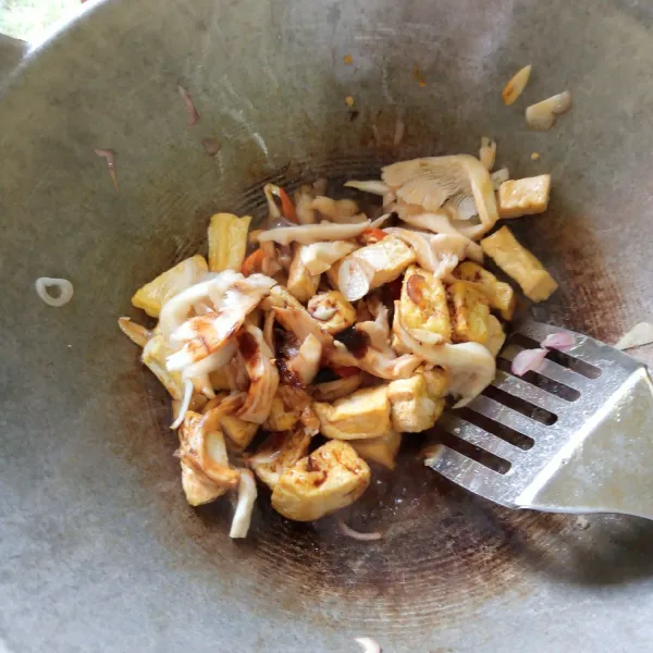 Masukkan garam, buka, kecap manis dan saus tiram, aduk hingga rata. Koreksi rasa dan tahu jamur bumbu kecap siap disajikan.