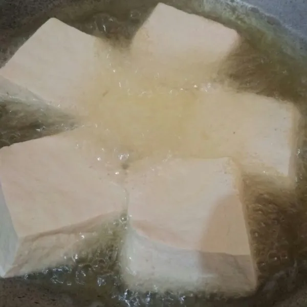 Goreng tahu hingga berkulit, angkat dan tiriskan.