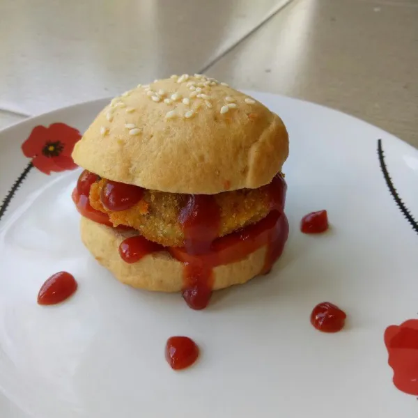 Siapkan buns burger vegan,belah menjadi 2 bagian.Tata tomat dan saos tomat lalu timpali dengan patty tempe,beri saos tomat lagi.Tutup dengan roti burger.Atau susun sesuai selera,sajikan.