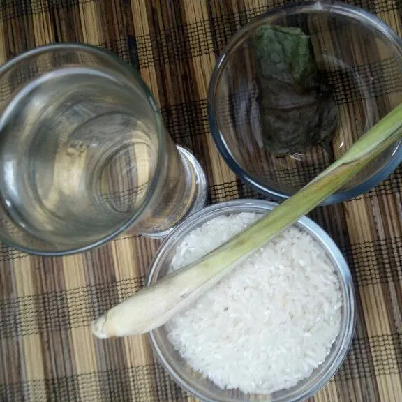 Siapkan 1 batang serai yang sudah digeprek, daun salam dan nasi yang sudah dicuci bersih.