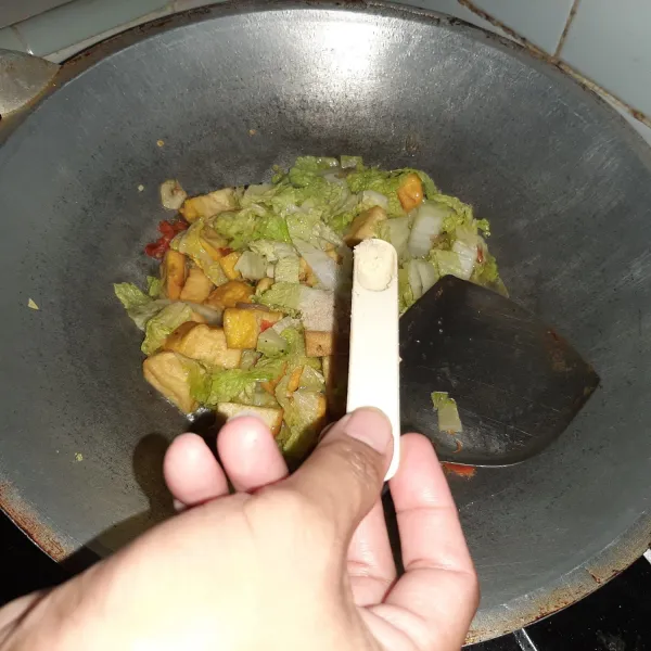 Beri garam dan kaldu jamur. masak hingga matang.