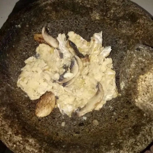 Siapkan cobek,haluskan tempe dan jamur yang sudah di kukus tadi sampai lembut.