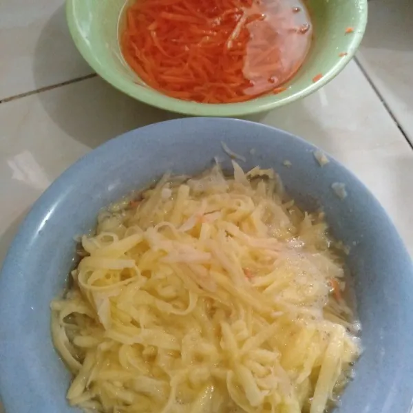 Parut/serut memanjang dengan parutan atau boleh dipotong bentuk korek api. Rendam & cuci bersih. Tiriskan.