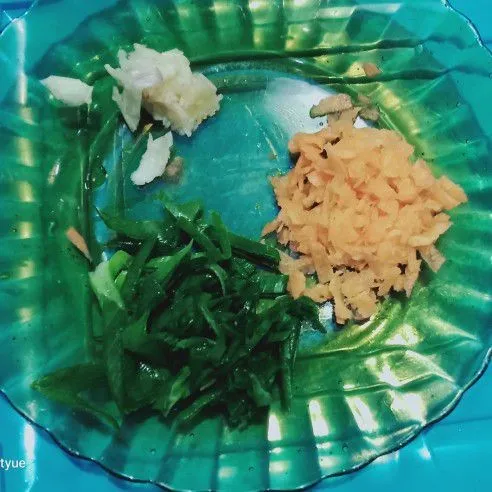 Cincang wortel dan daun bawang.