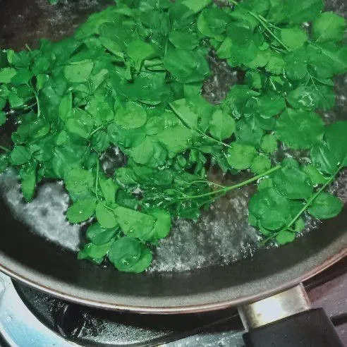 Rebus kira-kira 3 menit dengan air mendidih, tiriskan.