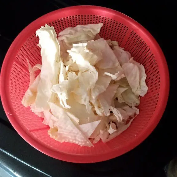 Potong kol sesuai selera lalu cuci sampai bersih.