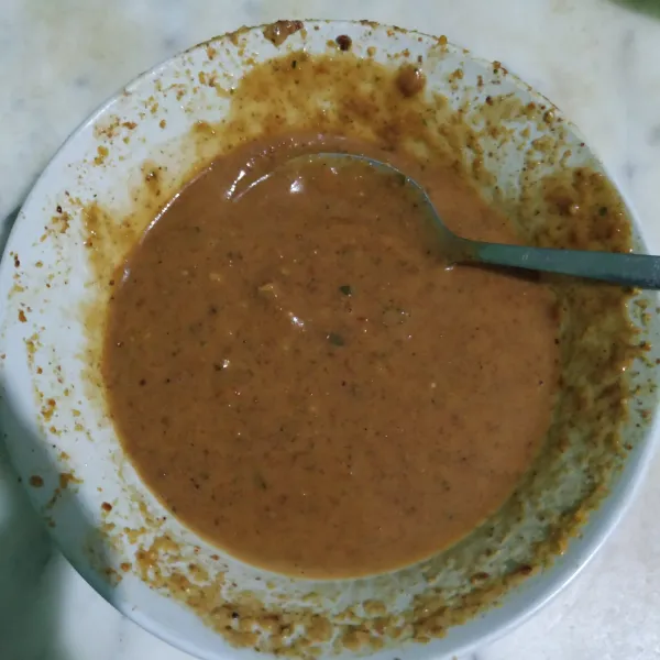 Kacang dan bumbu diaduk menjadi satu dengan tambahan air secukupnya.