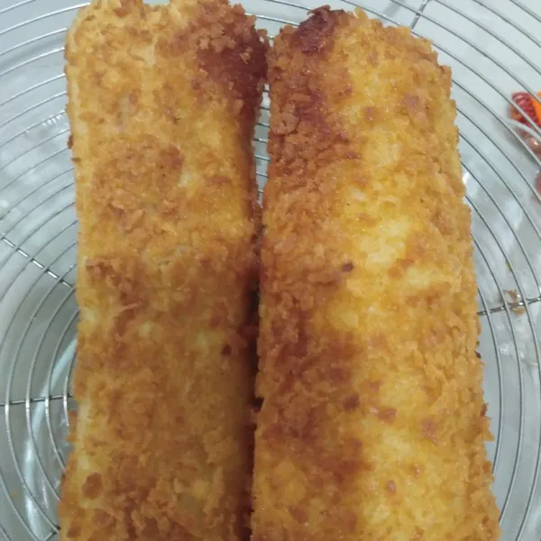 Angkat kemudian tiriskan. Sajikan dalam keadaan hangat dengan teh tawar yang panas.