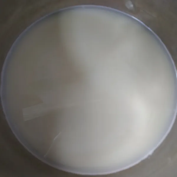 Rebus susu cair dan gula pasir hingga gula larut. Angkat dan biarkan sampai dingin.