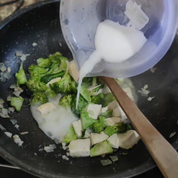 Terakhir Tambahkan larutan maizena, aduk rata. masak hingga mengental, angkat.