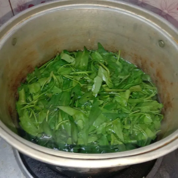 Potong dan cuci bersih 1 ikat sayur kangkung lalu rebus sampai matang.