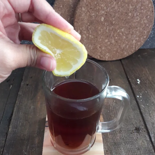 Beri perasan air lemon, aduk rata.