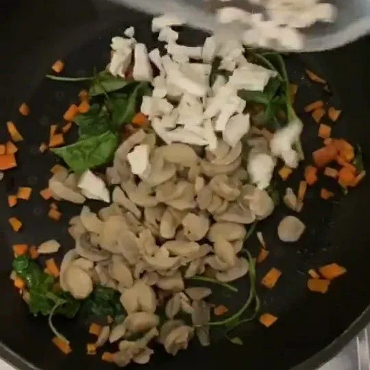 Masukkan semua bahan seperti wortel, kangkung, tahu putih dan jamur.