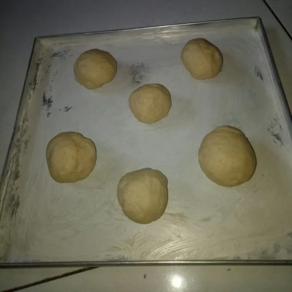 Setelah 2 jam, uleni sebentar lalu bagi menjadi beberapa bagian. Bulatkan dan diamkan lagi 1 jam. Adonan di tutup kain bersih.