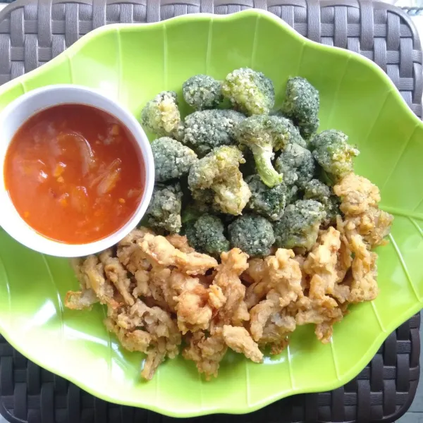 Sajikan brokoli dan jamur tepung dengan saus asam pedas.