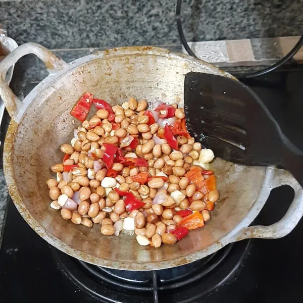 Untuk membuat saus kacang, goreng kacang tanah, bawang merah, bawang putih dan cabe merah hingga matang. Angkat dan tiriskan. Kemudian tumbuk hingga halus.