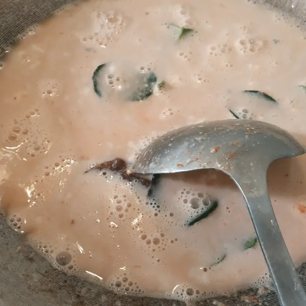 Campurkan santan, air, daun jeruk, bawang putih cincang dan cabe. Masak hingga mendidih.