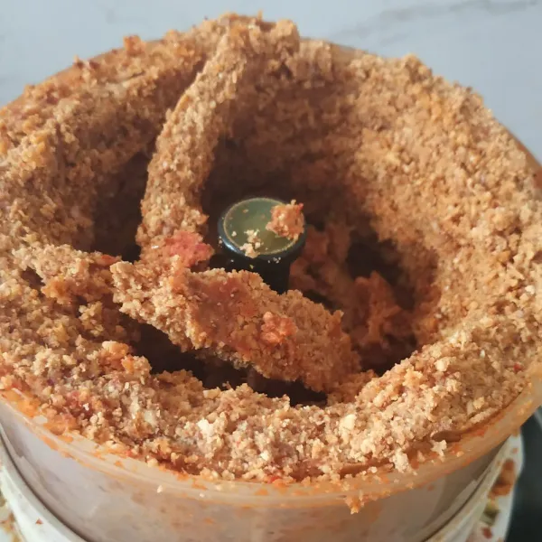 Blender kacang hingga halus.