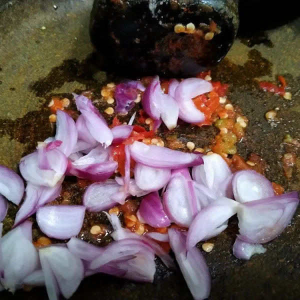 Ulek cabe dengan garam, kemudian campurkan bawang merah.