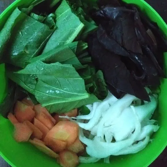 Siapkan sayuran, cuci bersih kemudian potong-potong sesuai selera.
