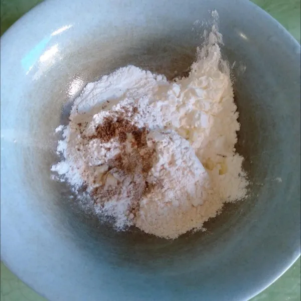 Campurkan semua bahan. Aduk sambil diberi air sedikit demi sedikit. Tambahkan bawang putih cincang. Aduk rata.