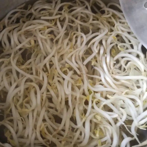 Matikan kompor, rendam tauge sebentar kemudian angkat.