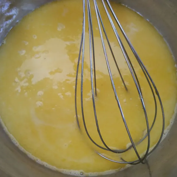 Selanjutnya masukkan margarin cair, aduk rata.