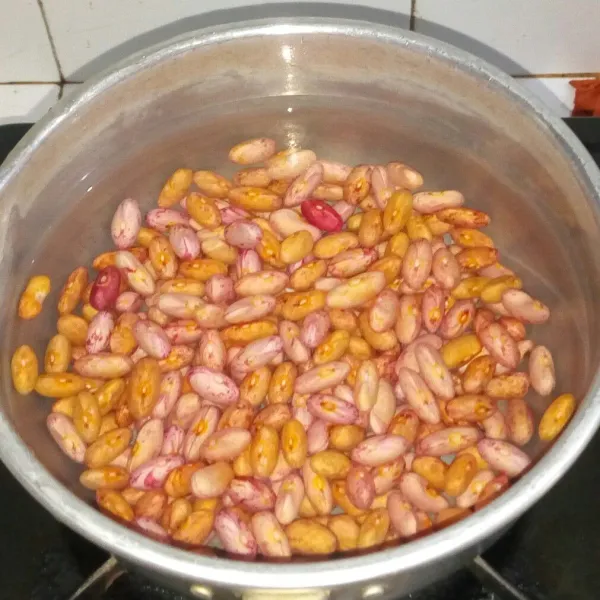 Cuci bersih Kacang merah lalu rebus sampai setengah empuk