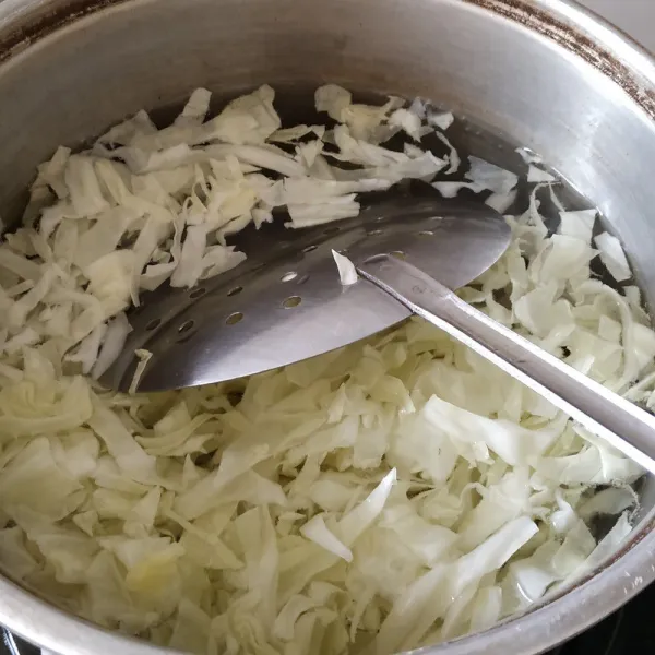 Potong-potong kol dan cuci bersih, didihkan air, kemudian masukkan kol. Masak sebentar kemudian angkat.