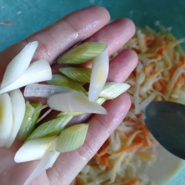 Tambahkan daun bawang iris serong. Aduk rata.