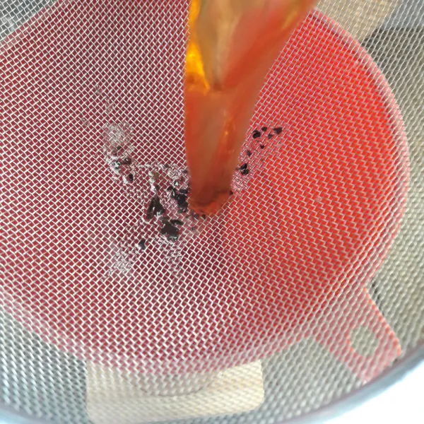 Siapkan gelas lalu saring teh tubruk.