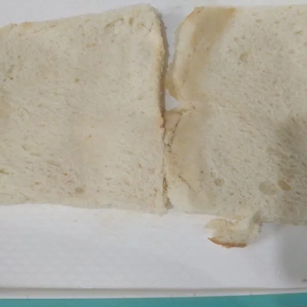 Pipihkan roti tawar.