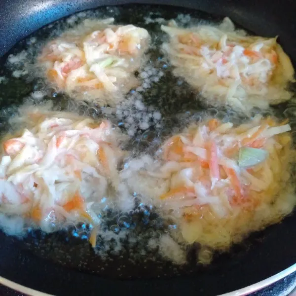 Panaskan minyak, lalu goreng adonan sesendok dalam minyak. Masak hingga cokelat keemasan. Angkat & tiriskan. Sajikan hangat.