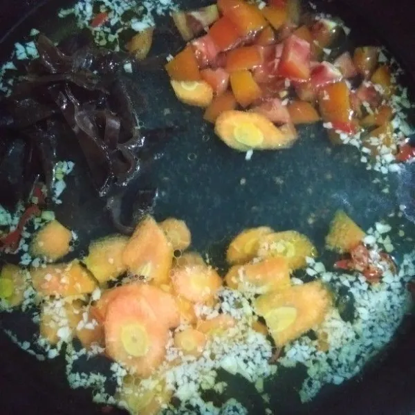 Masukkan jamur kuping, tomat dan wortel masak setengah matang.